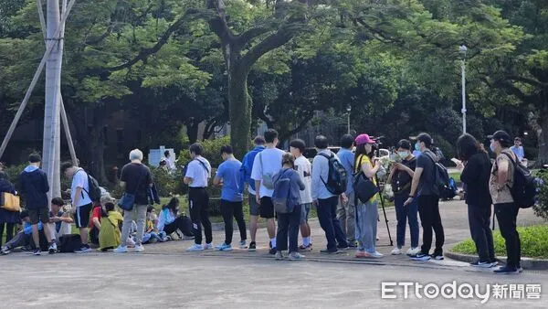 ▲▼自稱台大大氣系學生承諾發雞排,但當事人未出現,現場排隊民眾仍未散去。(圖/記者呂佳賢攝)