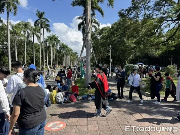 ▲▼等著領雞排的民眾大排長龍。(圖/記者彭懷玉攝)