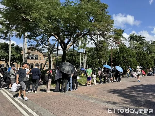 ▲▼等著領雞排的民眾大排長龍。(圖/記者彭懷玉攝)