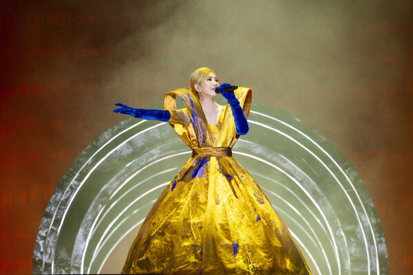 ▲▼梁靜茹露出新染的金黃后冠髮色。(圖/超級圓頂提供)