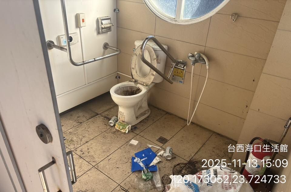 ▲▼海口生活館雜草叢生、廁所髒亂。(圖/翻攝自議員顏嘉葦臉書)