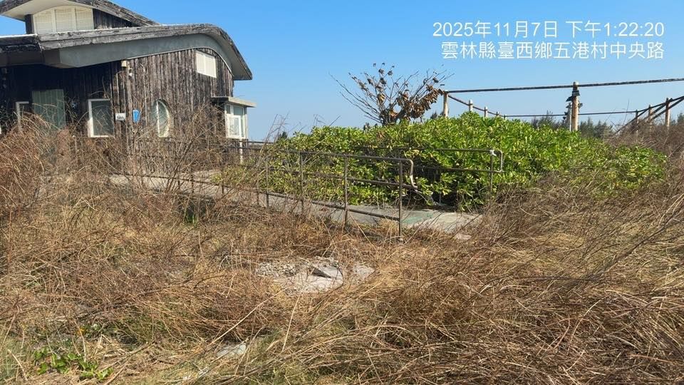 ▲▼海口生活館雜草叢生、廁所髒亂。(圖/翻攝自議員顏嘉葦臉書)