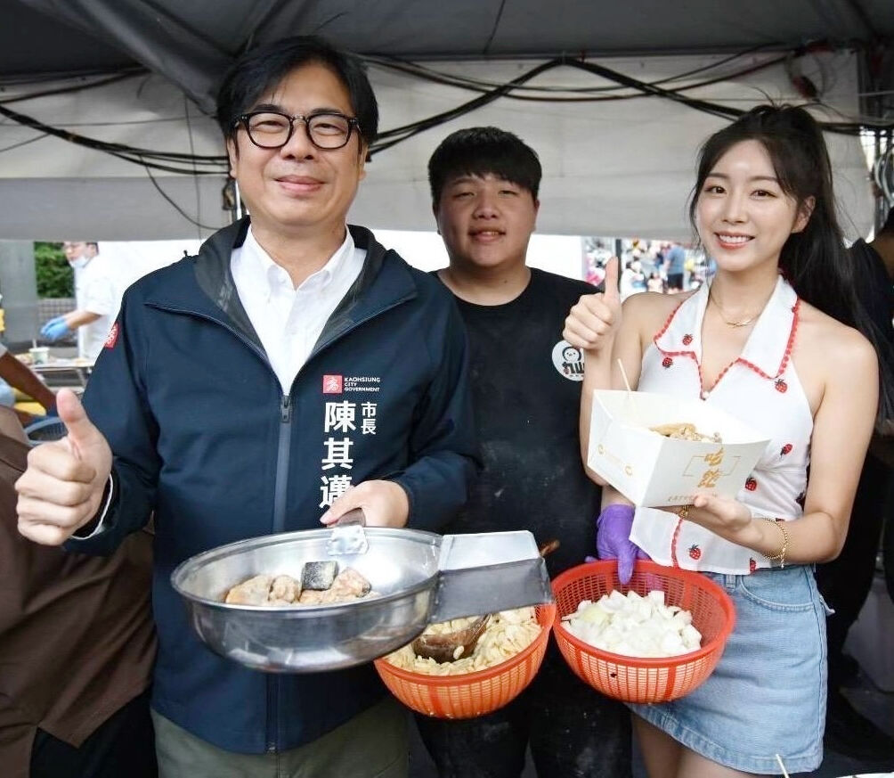 ▲▼陳其邁餵安芝儇吃鹹酥雞,突然撤回餵食。(圖/翻攝臉書/陳其邁)