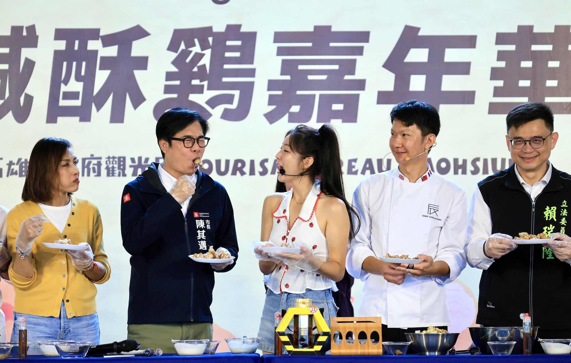 ▲▼陳其邁餵安芝儇吃鹹酥雞,突然撤回餵食。(圖/翻攝臉書/陳其邁)