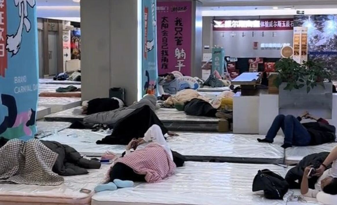 ▲業者在內蒙古包頭舉辦的「躺平大賽」。(圖/翻攝極目新聞)