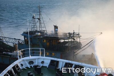 中國圍台演訓自家漁船失火　海巡新竹艦滅火助15船員逃生