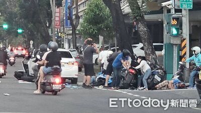 快訊／轎車衝撞「待轉區」！7機車如保齡球慘被撞飛...8傷送醫
