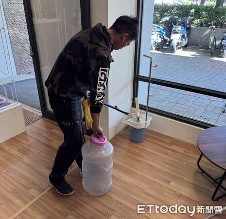 ▲女子在龍井圖書館外遭蛇吻。(圖/民眾提供)