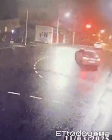 ▲龍山寺普發千元做公益!警方查出兩嫌拿個資到柏青哥店註冊爽賺4千元體驗金。(圖/記者張君豪翻攝)