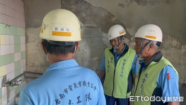 ▲台南做工行善團志工前往鹽水協助弱勢家庭進行屋內外修繕作業。(記者林東良翻攝,下同)