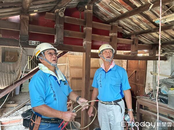 ▲台南做工行善團志工前往鹽水協助弱勢家庭進行屋內外修繕作業。(記者林東良翻攝,下同)