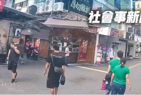 ▲▼1輛廢油回收車才停妥,就被黑衣男開門偷走斜背包。(圖/翻自社會事新聞影音)