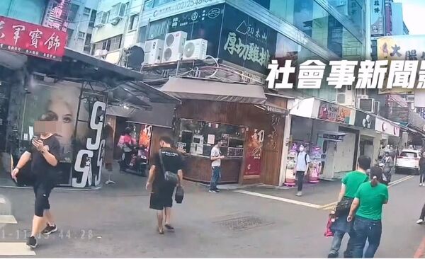 ▲▼1輛廢油回收車才停妥,就被黑衣男開門偷走斜背包。(圖/翻自社會事新聞影音)