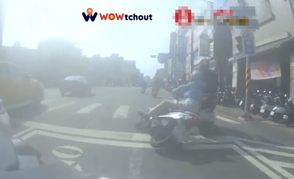 ▲▼高雄鳳山車禍。(圖/翻攝自WoWtchout - 地圖型行車影像分享平台)