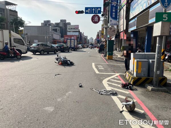 ▲短褲女騎士為閃避鬼切轎車,遭同向騎士夾擊慘摔。(圖/記者許宥孺翻攝)