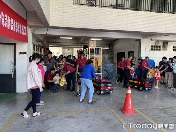 ▲板塊企業捐贈山域搜救器材給關廟消防分隊,強化救援能量。(記者林東良翻攝,下同)