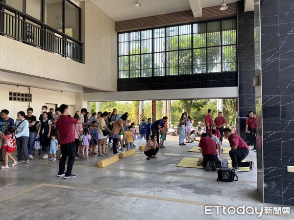 ▲板塊企業捐贈山域搜救器材給關廟消防分隊,強化救援能量。(記者林東良翻攝,下同)