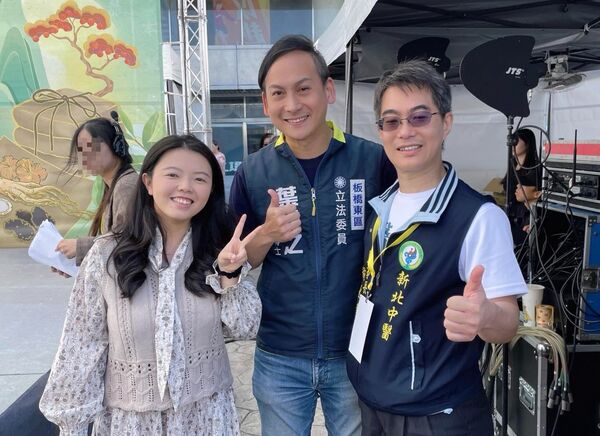 葉元之(中)分享與小西瓜(左)的合照。(翻攝葉元之臉書)