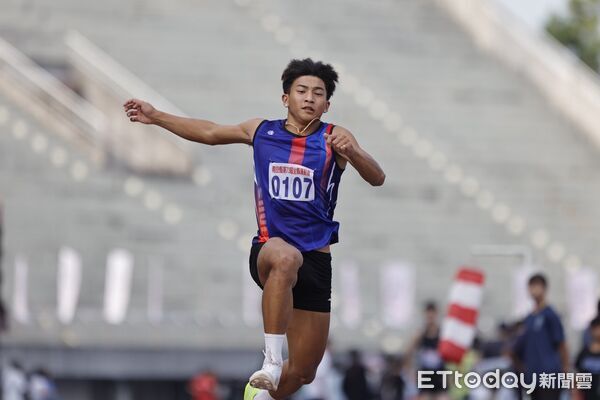 ▲水里鄉戴久凱獲南投縣第73屆全縣運動會社男跳遠第一名。(圖/南投縣教育處提供,下同)