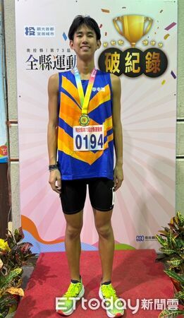 ▲▼草屯鎮張宇安、南投市簡豐釔雙雙突破社男1500M大會紀錄。(圖/南投縣教育處提供)