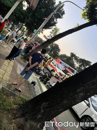 ▲土庫一路發生車禍,一輛汽車衝撞待轉區造成8傷 。(圖/民眾提供)