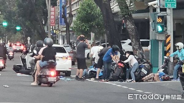 ▲土庫一路發生車禍,一輛汽車衝撞待轉區造成8傷 。(圖/民眾提供)