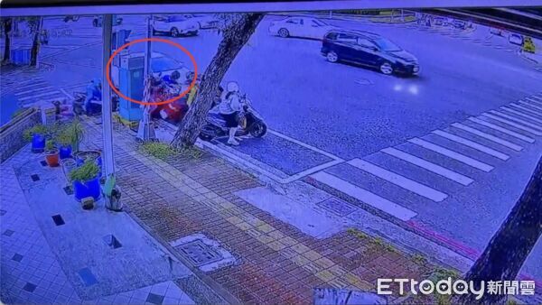 ▲白色轎車先是擦撞到另一台機車 。(圖/記者吳奕靖翻攝)