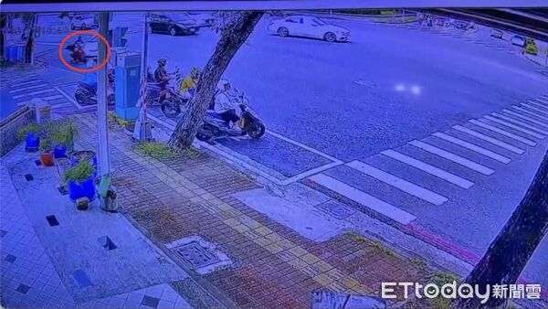 ▲白色轎車先是擦撞到另一台機車 。(圖/記者吳奕靖翻攝)