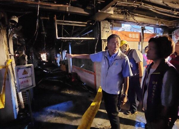 ▲桃園南門市場大火啟動災損區域拆除作業