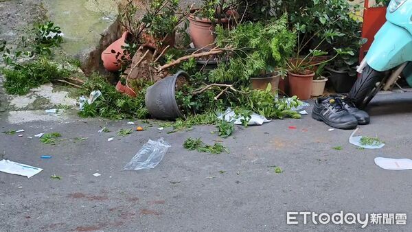 ▲▼三重男倒臥路邊,送醫搶救不治。(圖/記者陳以昇翻攝)