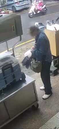 ▲▼ 林口一名阿伯2度將錢偷偷塞在地瓜球攤販的保冷箱上,動機不明。(圖/翻攝自林口大家庭臉書,下同)