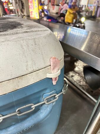 ▲▼ 林口一名阿伯2度將錢偷偷塞在地瓜球攤販的保冷箱上,動機不明。(圖/翻攝自林口大家庭臉書,下同)