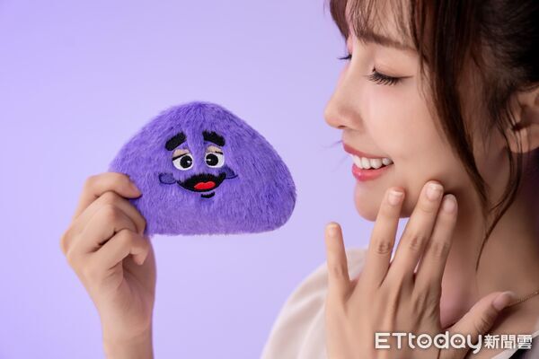 ▲麥當勞奶昔大哥來了 韓國同款「紫色絨毛包」11/19開賣。(圖/麥當勞提供)