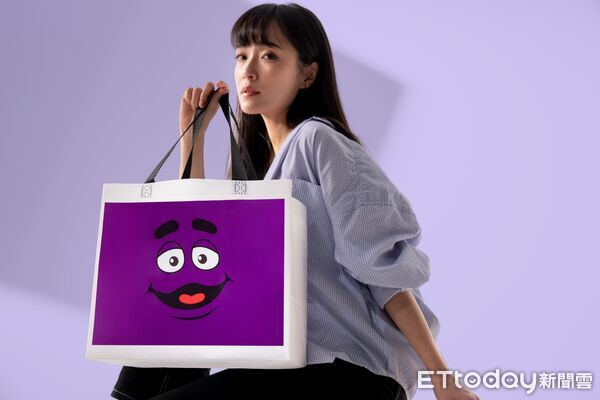 ▲麥當勞奶昔大哥來了 韓國同款「紫色絨毛包」11/19開賣。(圖/麥當勞提供)