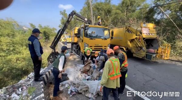 ▲▼高雄月世界淪「廢棄物天堂」! 數十噸垃圾山快滿到路面狂飄惡臭。(圖/記者賴文萱翻攝)