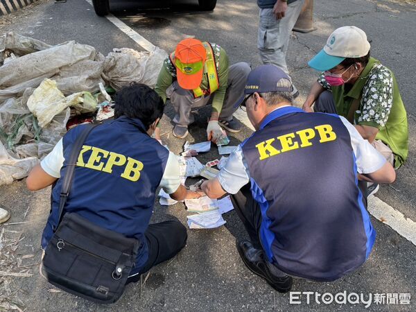 ▲▼高雄月世界淪「廢棄物天堂」! 數十噸垃圾山快滿到路面狂飄惡臭。(圖/記者賴文萱翻攝)