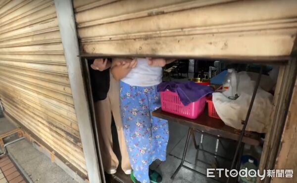 ▲▼高雄翁爆衝釀1死8傷!死者身份曝 妻女面露哀戚趕赴殯儀館。(圖/記者陳宏瑞攝)