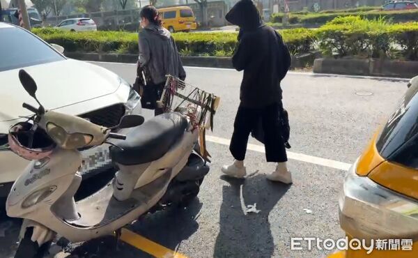 ▲▼高雄翁爆衝釀1死8傷!死者身份曝 妻女面露哀戚趕赴殯儀館。(圖/記者陳宏瑞攝)