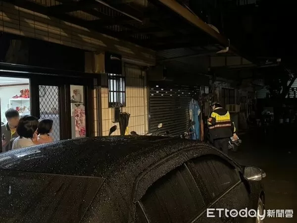 ▲國中女學生返家途中不慎遺失手機,女警摸黑尋找。(圖/龍潭警分局提供)