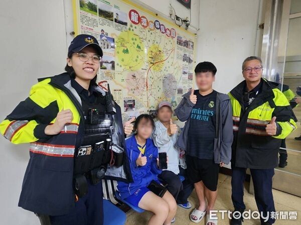 ▲最終在偏僻巷道尋獲,學生及家長感謝警方的熱心幫忙。(圖/龍潭警分局提供)