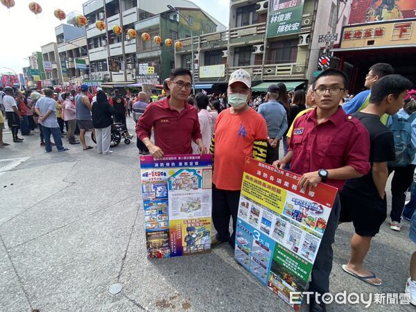 ▲ 台南市消防局第二大隊下營消防分隊於媽祖遶境現場設置防火宣導攤位,吸引參香民眾駐足了解爆竹安全與住警器用途。(記者林東良翻攝,下同)