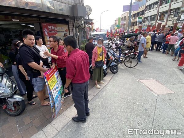 ▲ 台南市消防局第二大隊下營消防分隊於媽祖遶境現場設置防火宣導攤位,吸引參香民眾駐足了解爆竹安全與住警器用途。(記者林東良翻攝,下同)