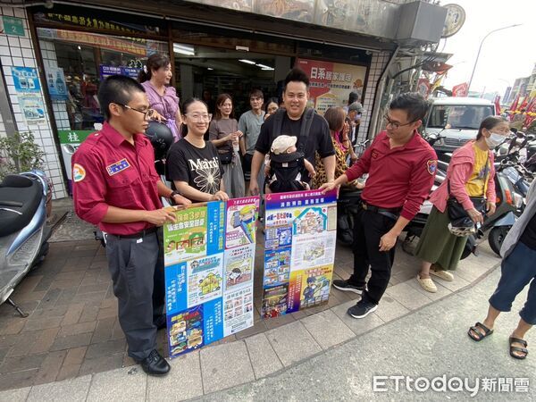 ▲ 台南市消防局第二大隊下營消防分隊於媽祖遶境現場設置防火宣導攤位,吸引參香民眾駐足了解爆竹安全與住警器用途。(記者林東良翻攝,下同)
