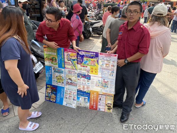 ▲ 台南市消防局第二大隊下營消防分隊於媽祖遶境現場設置防火宣導攤位,吸引參香民眾駐足了解爆竹安全與住警器用途。(記者林東良翻攝,下同)