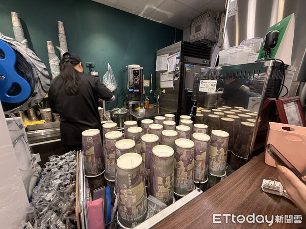 ▲▼邱森茶室北車店發飲料。(圖/記者徐文彬攝)