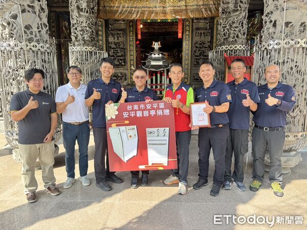 ▲ 安平觀音亭捐贈高壓呼吸空氣壓縮機予安平分隊,提升消防後勤補給效率與救災安全。(記者林東良攝,下同)