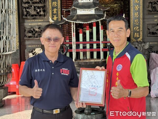 ▲ 安平觀音亭捐贈高壓呼吸空氣壓縮機予安平分隊,提升消防後勤補給效率與救災安全。(記者林東良攝,下同)