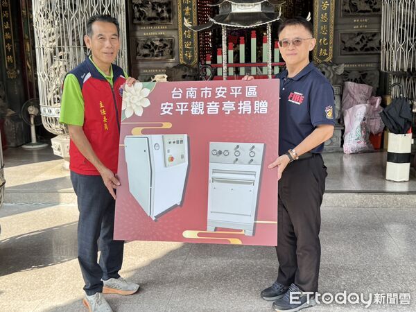 ▲ 安平觀音亭捐贈高壓呼吸空氣壓縮機予安平分隊,提升消防後勤補給效率與救災安全。(記者林東良攝,下同)