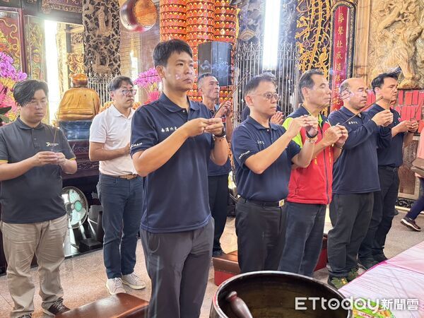 ▲ 安平觀音亭捐贈高壓呼吸空氣壓縮機予安平分隊,提升消防後勤補給效率與救災安全。(記者林東良攝,下同)