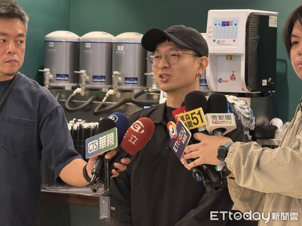 ▲▼邱森茶室北車店發飲料。(圖/記者徐文彬攝)